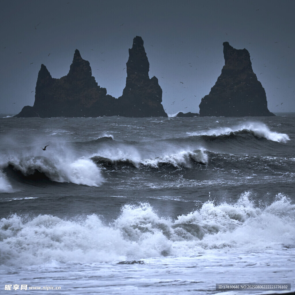 海浪拍岸的嶙峋礁石