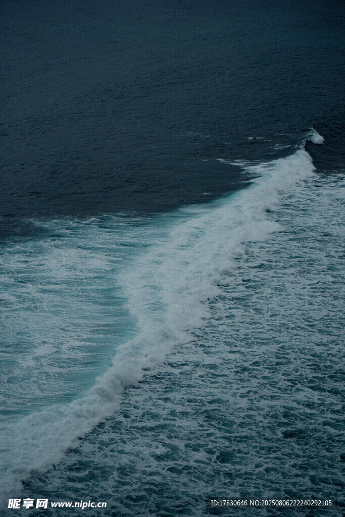 海浪翻涌的蓝色海洋