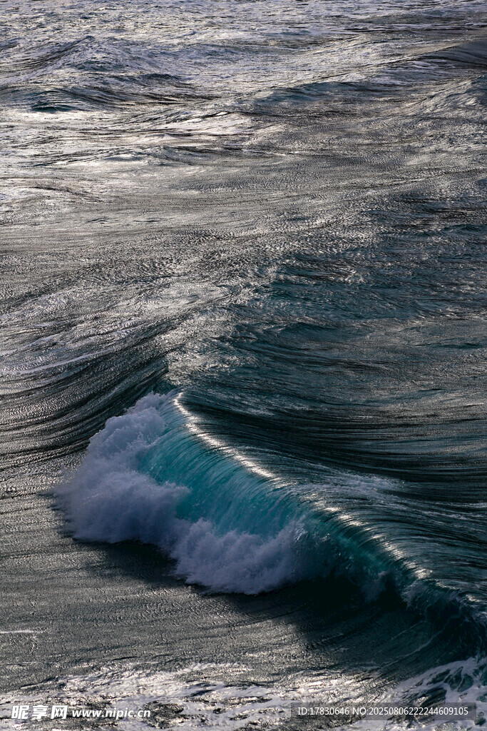 海浪翻涌的壮观瞬间