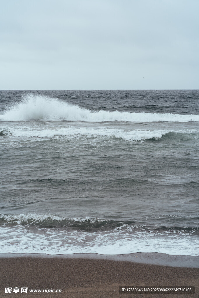 海浪拍打沙滩的自然景象