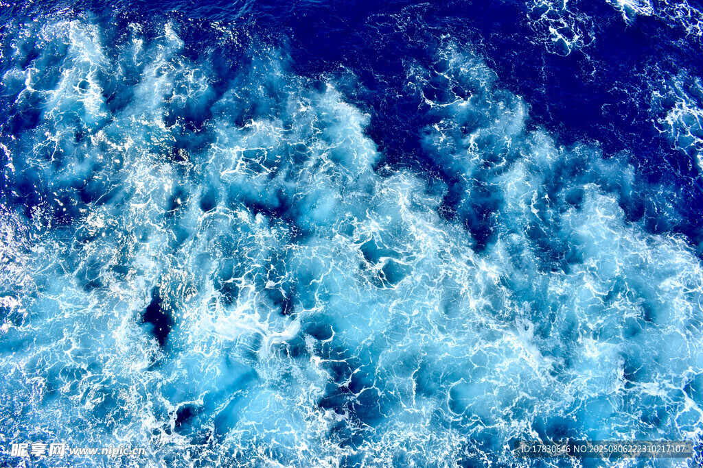 蓝色海浪汹涌画面
