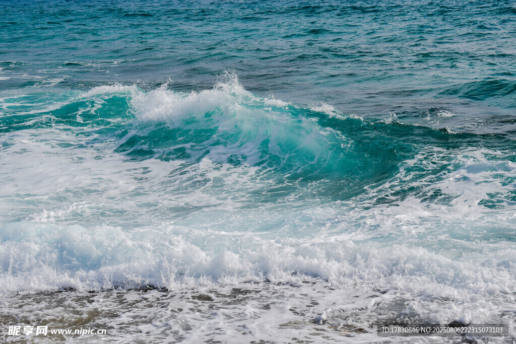 海浪翻涌的蓝色海洋