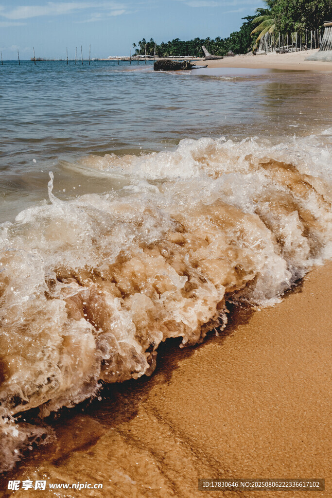 海浪拍打金黄沙滩美景