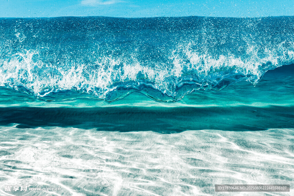 海浪翻涌的美丽海滨景象