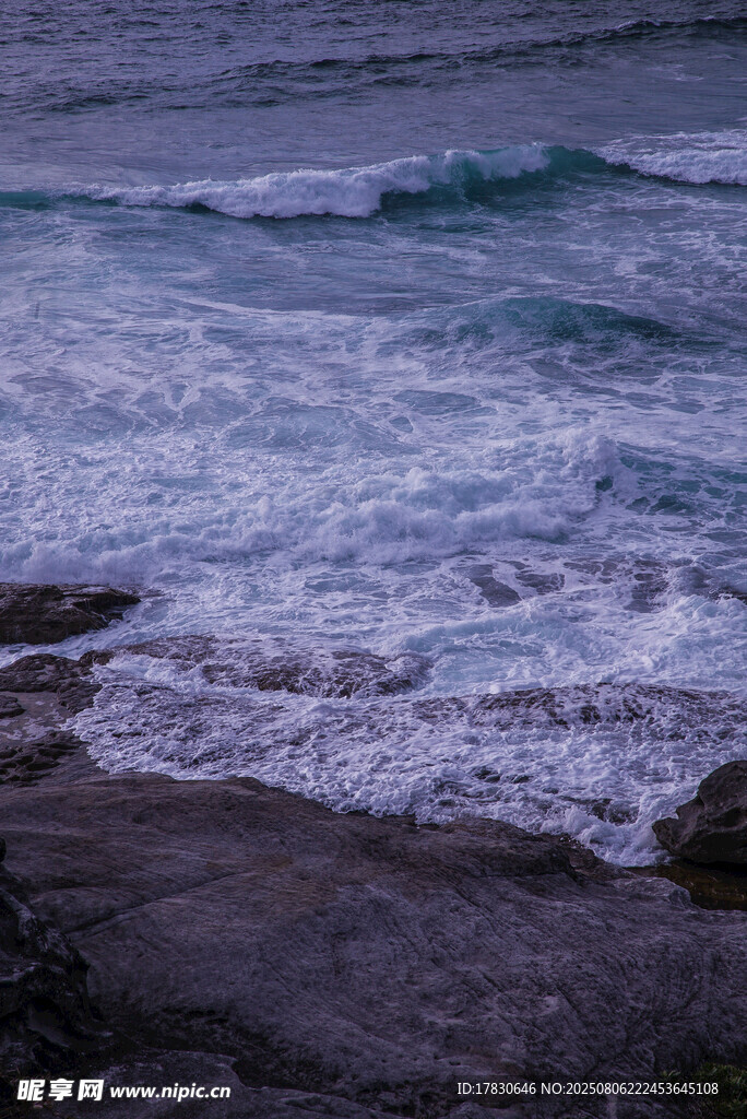 海边浪花拍打岸边岩石