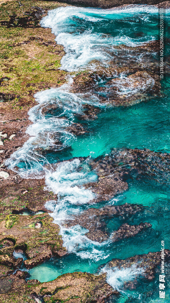 海岸边的碧蓝海水与礁石