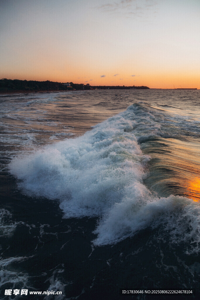 海边日落时的翻涌海浪