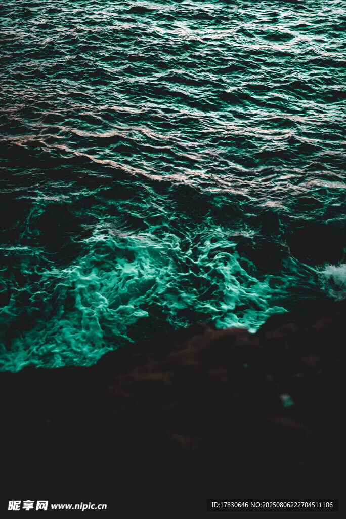 深海幽光下的神秘水域