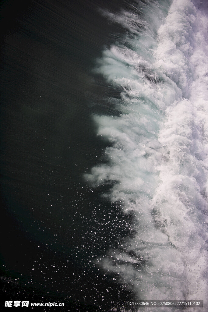 海浪翻涌瞬间
