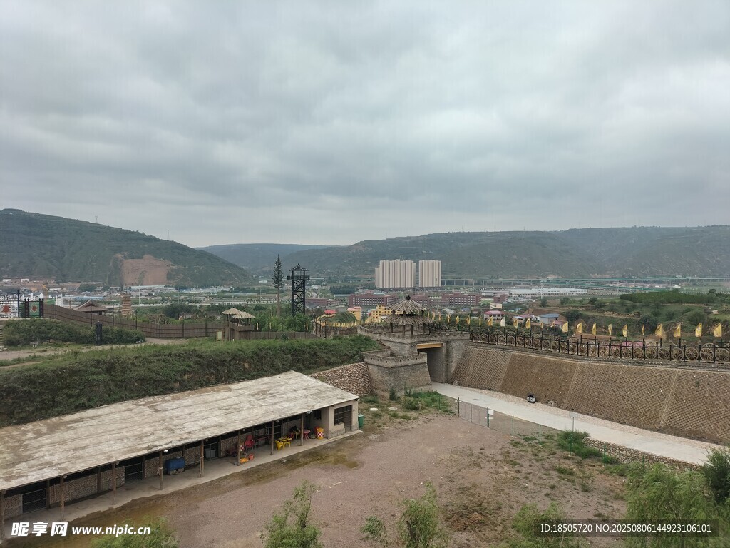 俯瞰城郊建筑与远山景色