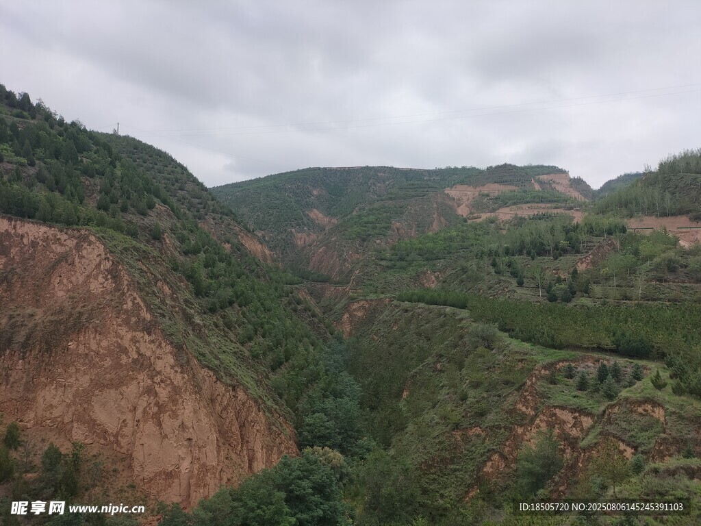 山峦叠翠的壮丽自然景观
