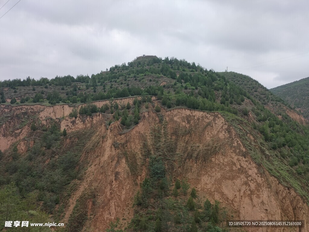 山峦间的壮丽红土陡坡