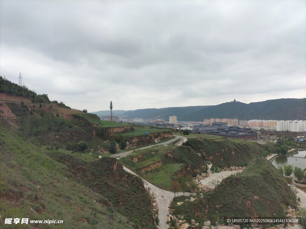 山间蜿蜒道路的自然景致