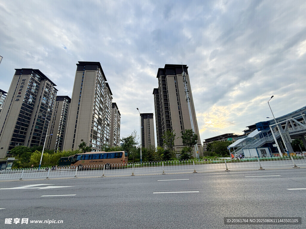 城市高楼与开阔街道景观