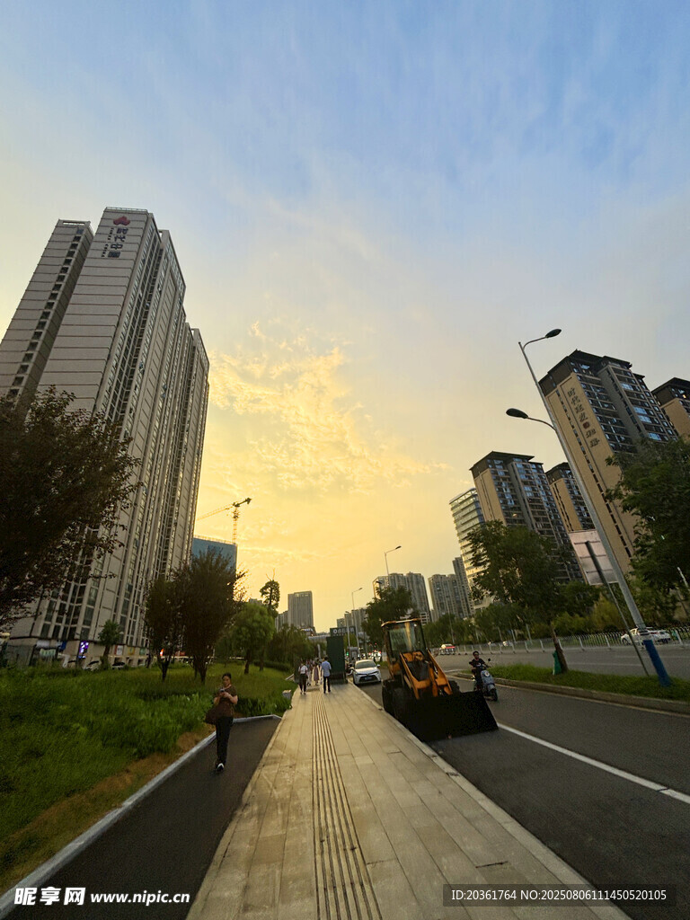 城市黄昏下的街道风景