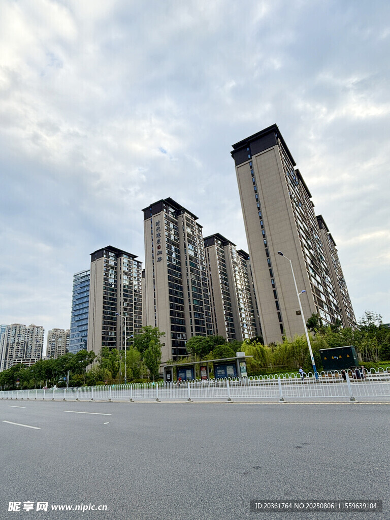 城市高楼与开阔道路景观