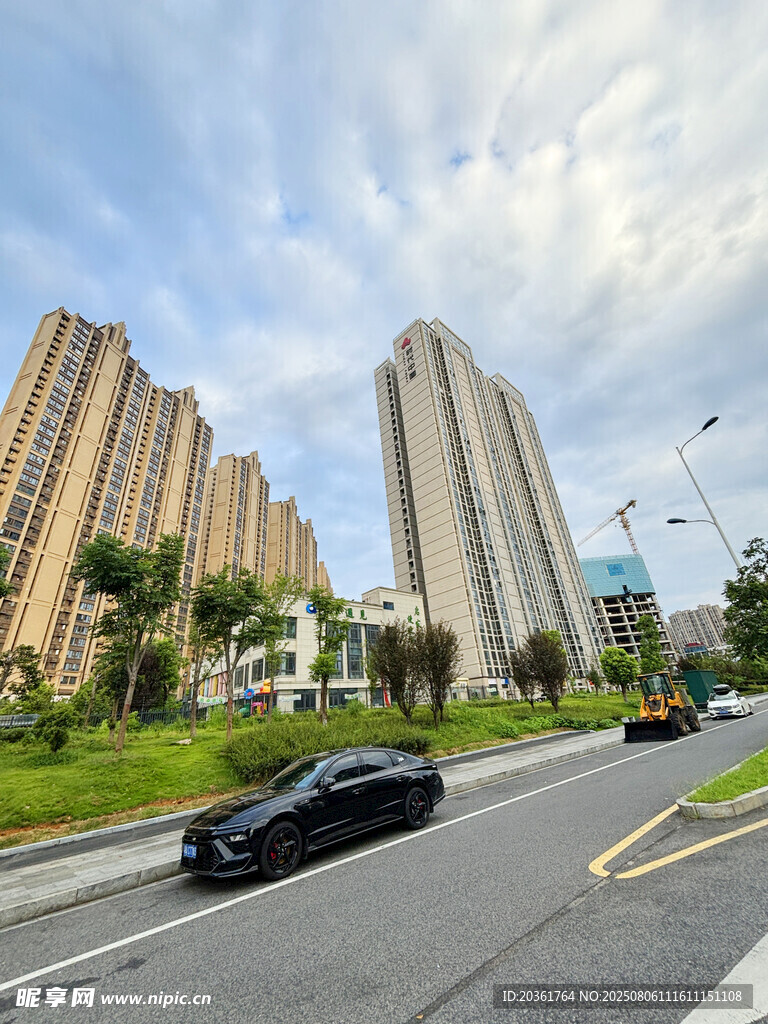 城市道路旁的高楼景致