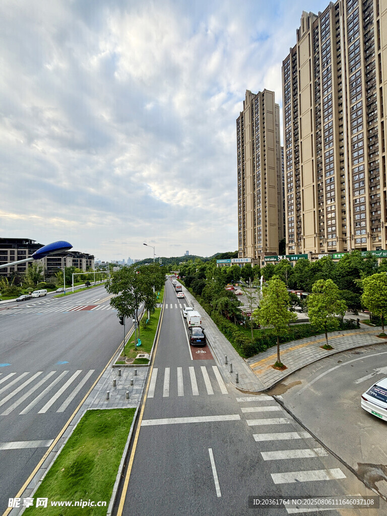 城市道路旁的高层住宅区