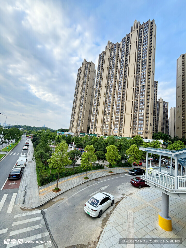 城市街道旁的高层住宅区