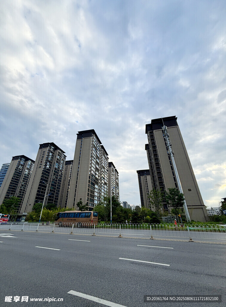 城市道路旁的高楼景观
