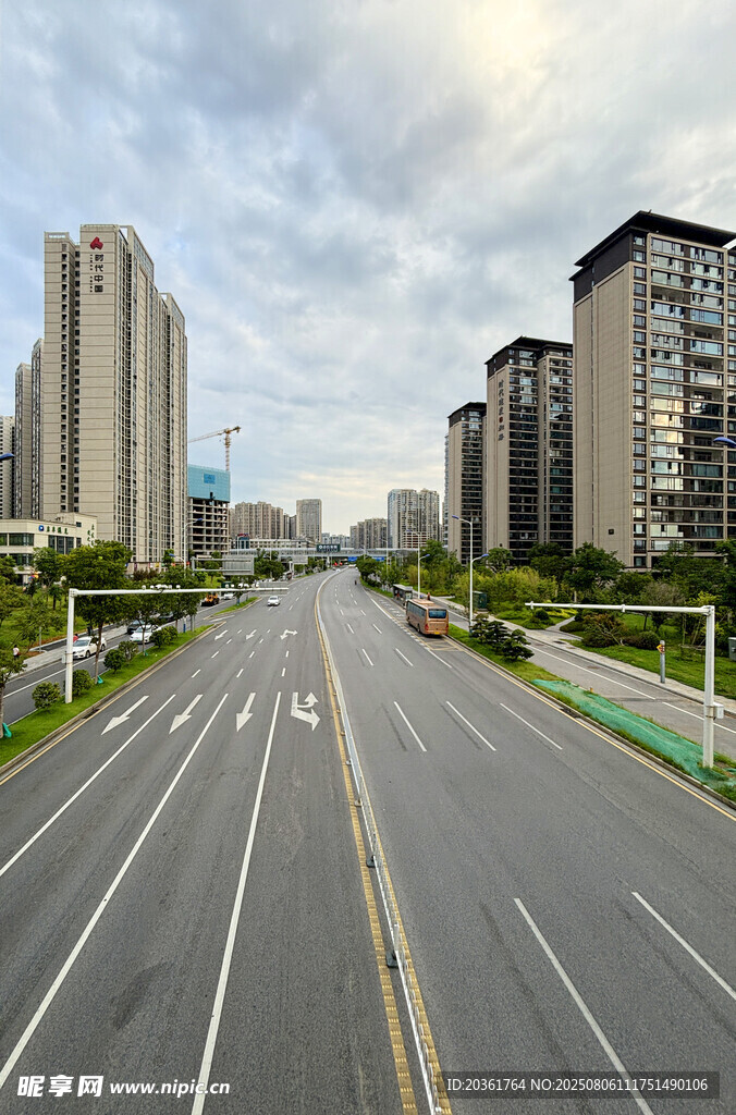 城市宽阔道路与高楼景观