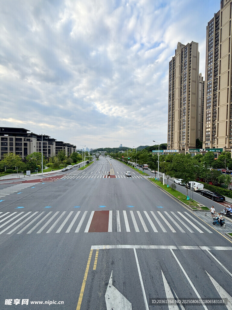 宽阔城市道路与高楼景观