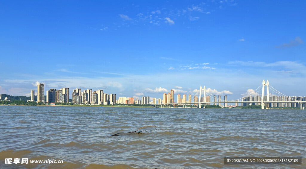 城市江畔高楼美景