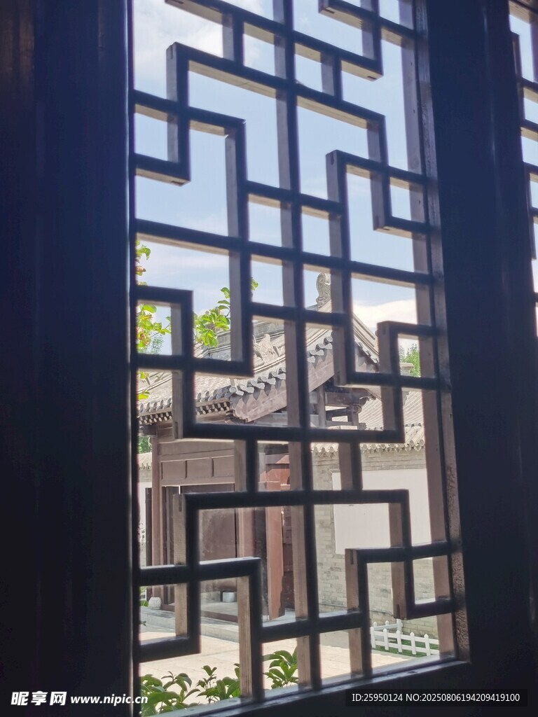 中式窗棂外的古朴景致