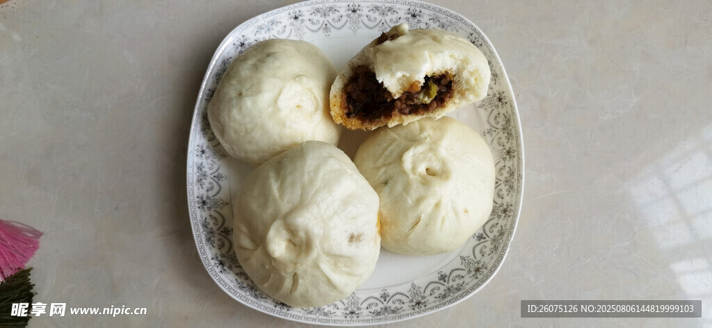 美味酱肉包摆放在盘中