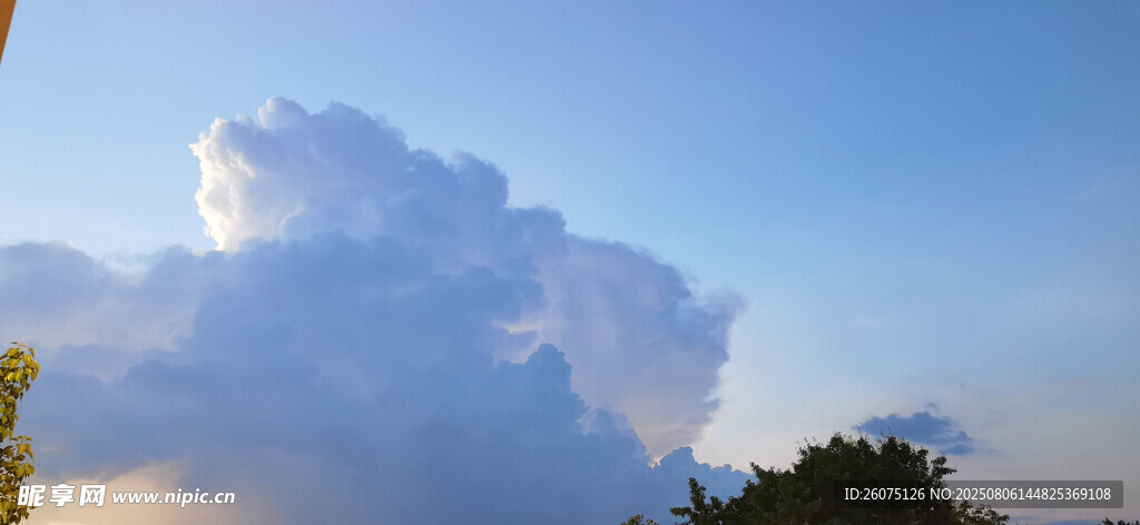 蓝天中壮观的积雨云