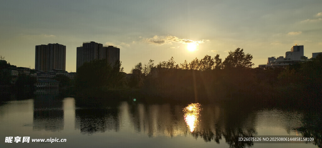 夕阳下的城市湖景风光
