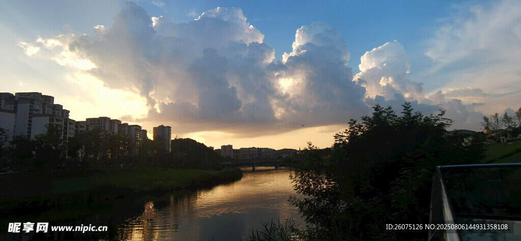 河畔夕阳美景