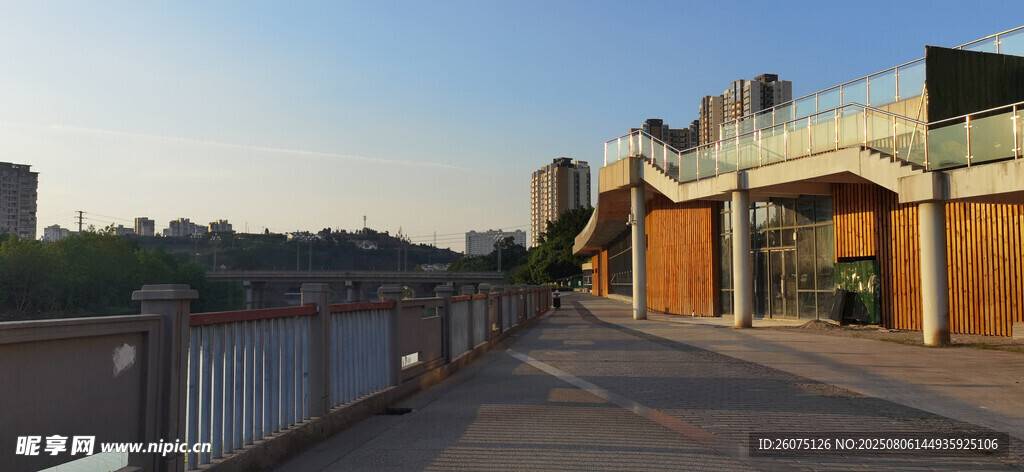 河畔步道与建筑风光