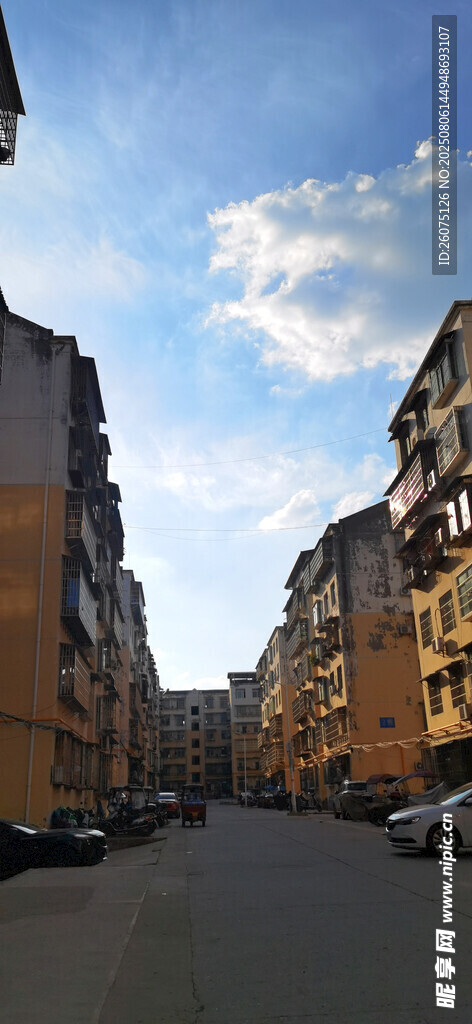 小区通道两旁的建筑风景