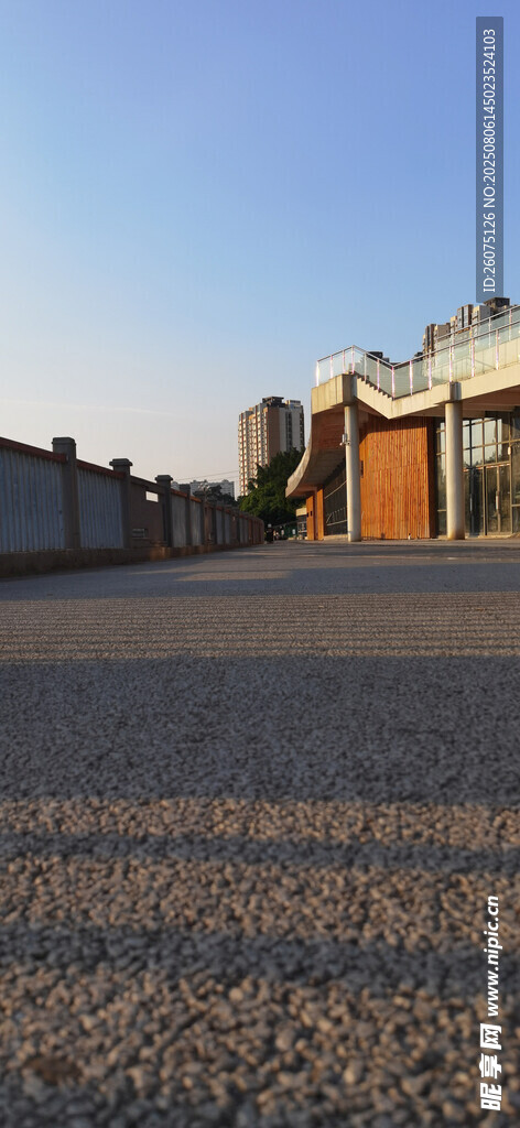 河畔空旷道路旁的现代建筑群