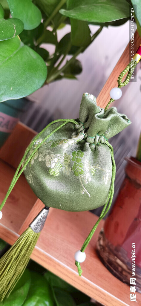 悬挂于绿植间的古风香囊