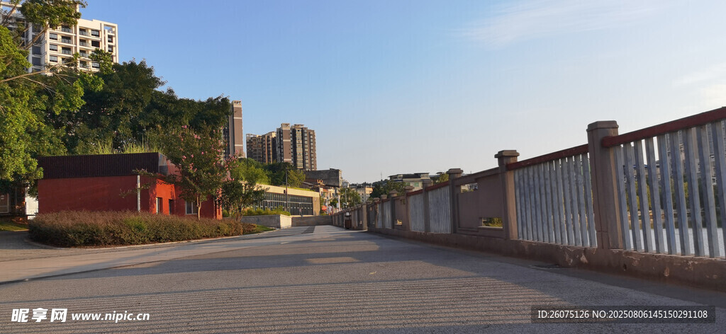 城市河畔道路旁的护栏与远景