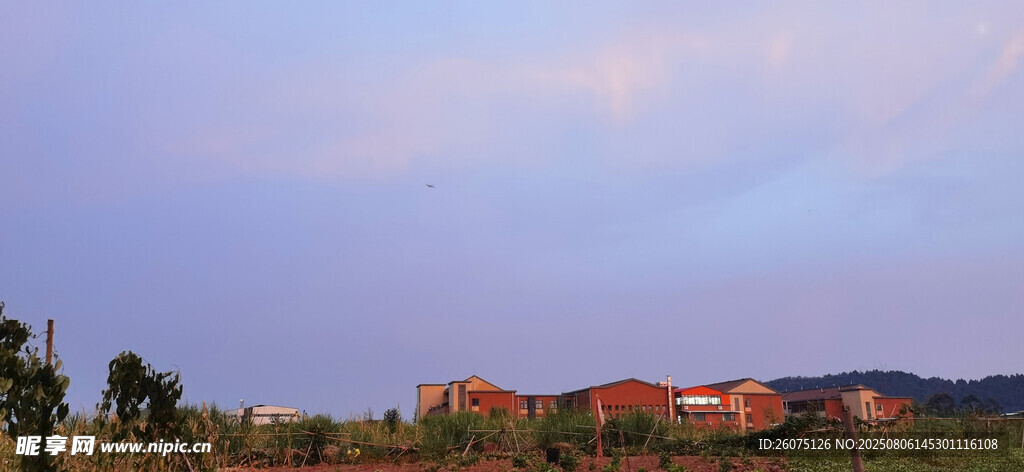 黄昏下的建筑与天空景色
