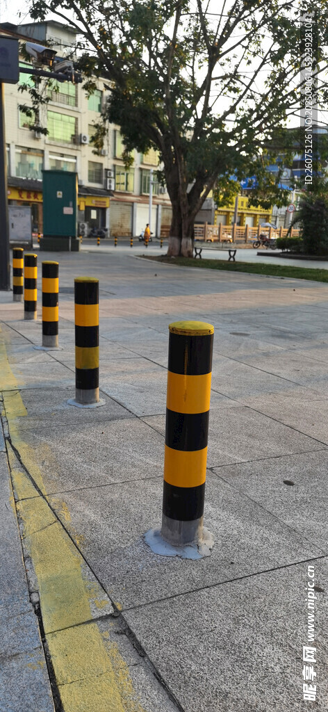 道路旁的黑黄相间警示桩