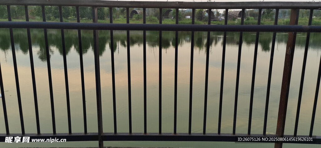 铁栅栏后的水面景观