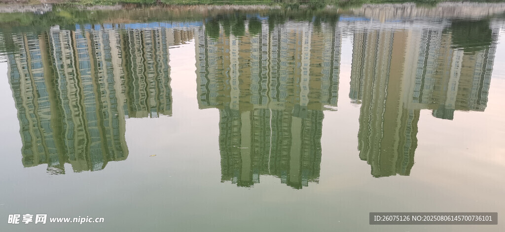 水面倒映的城市建筑群