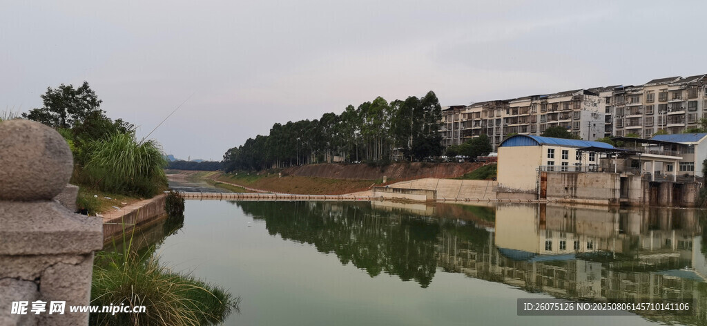 河畔城市风光景致