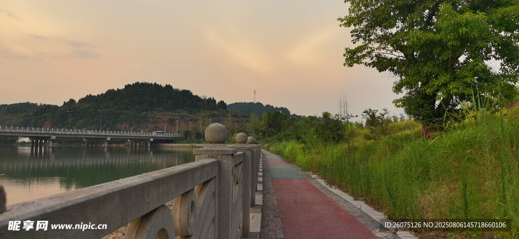 黄昏下的河畔步道风景