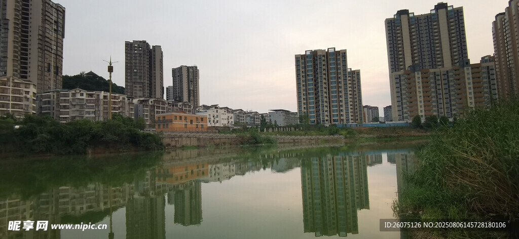 城市河畔倒影景观