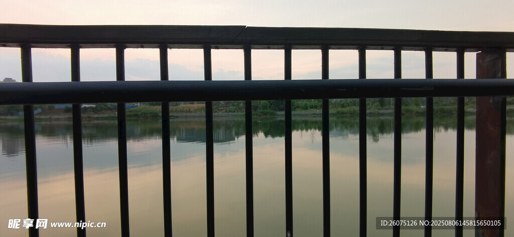 护栏下的湖景风光