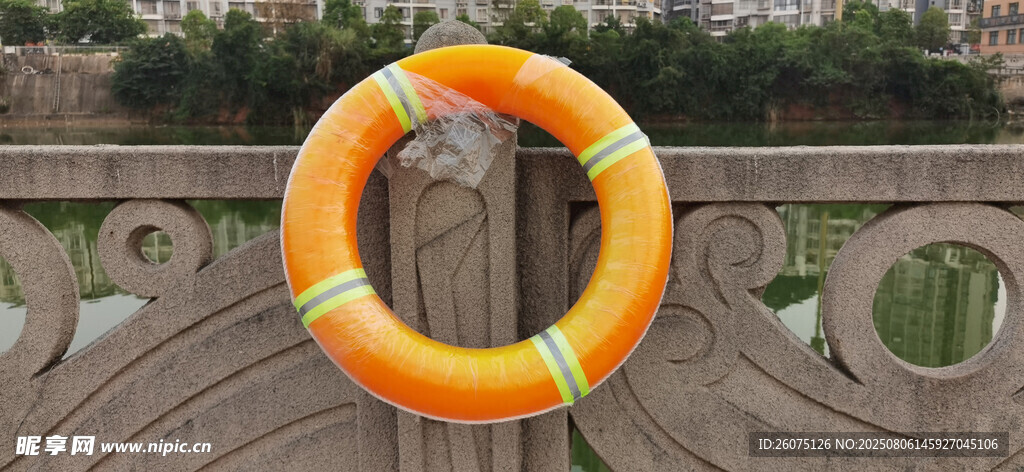 河边护栏上的橙色救生圈