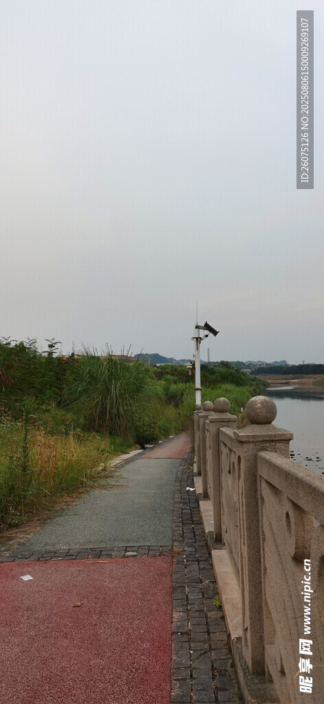 河边步道与护栏风景