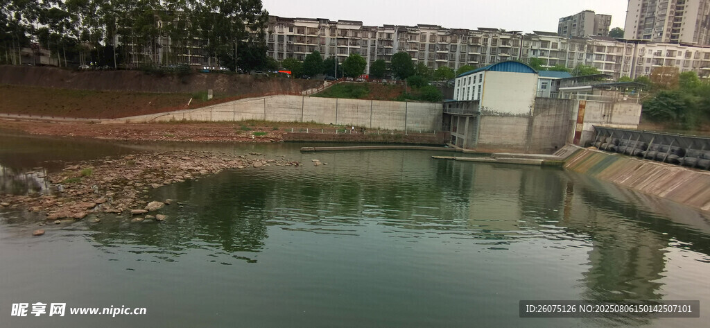 城市中的静谧水域景观