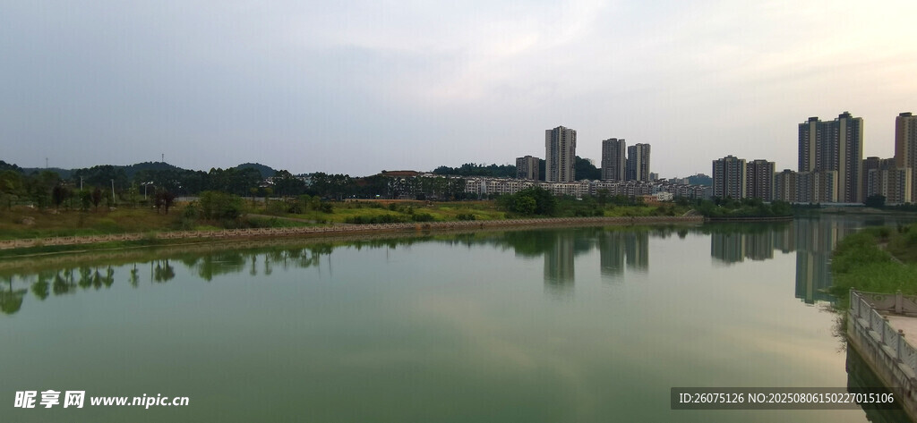 湖畔城市风光