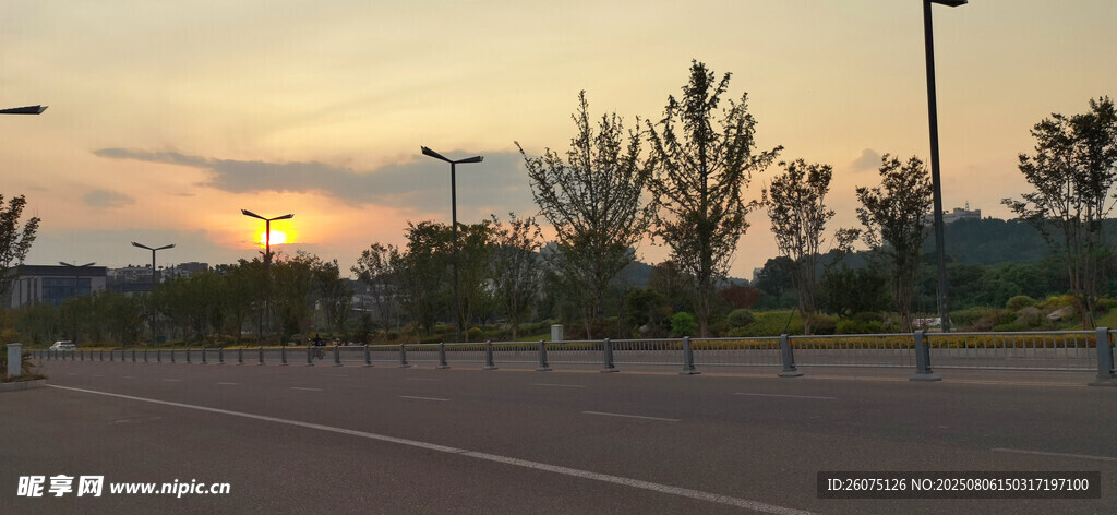 黄昏时分的空旷道路景象